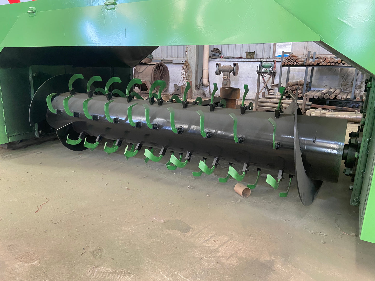 Crawler-Type Compost Turner